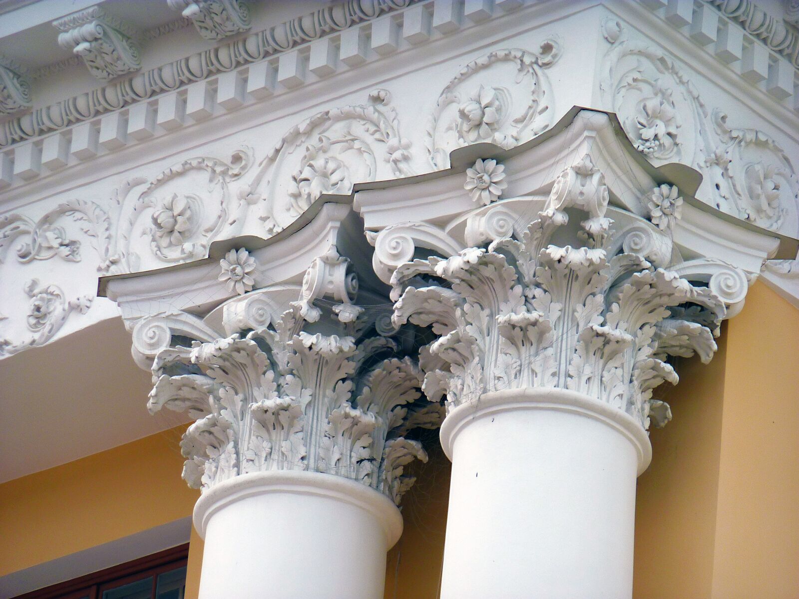 Panasonic Lumix DMC-ZS1 (Lumix DMC-TZ6) sample photo. Columnar, capitals, detail photography