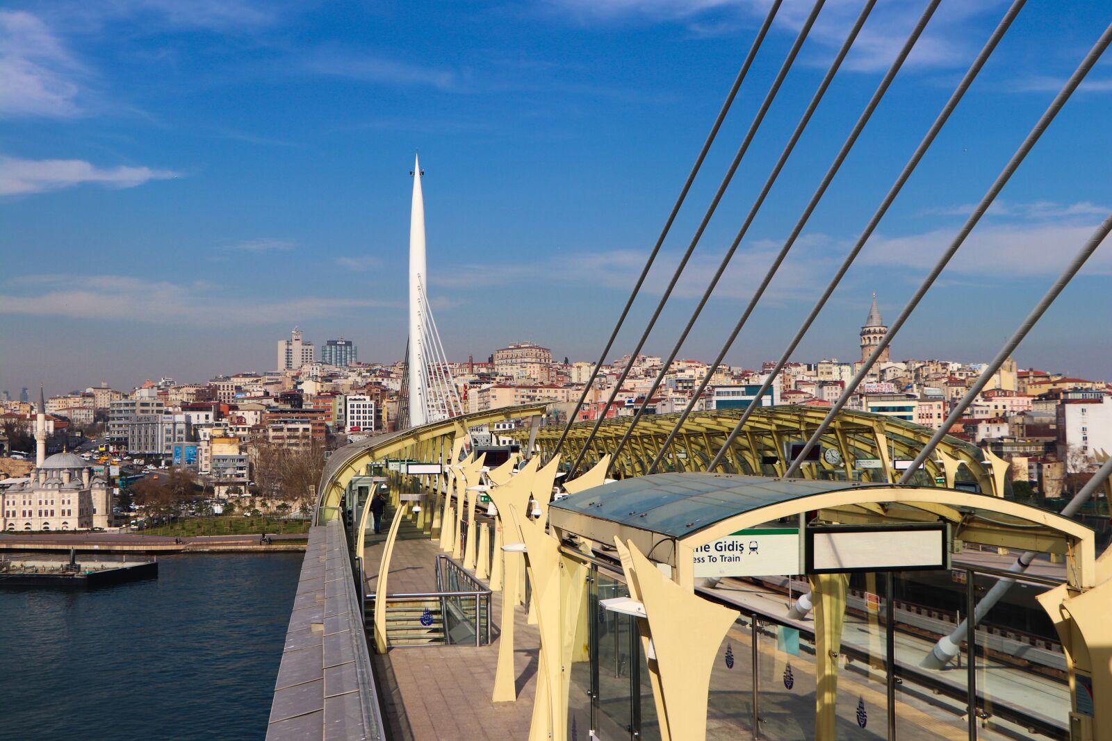 Canon EOS 77D (EOS 9000D / EOS 770D) + Canon EF-S 18-135mm F3.5-5.6 IS STM sample photo. Estuary, subway, bridge photography