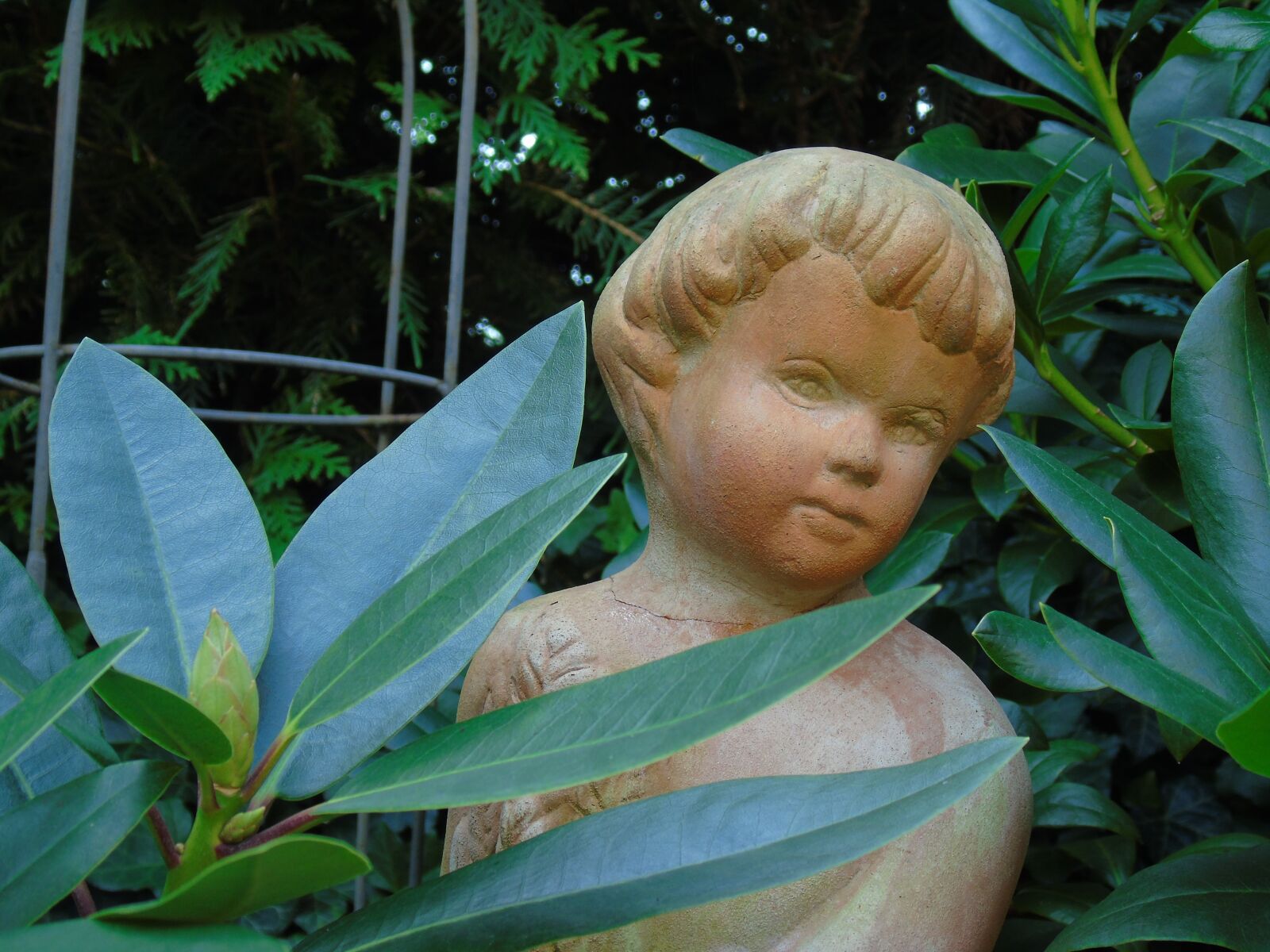 Sony Cyber-shot DSC-H400 sample photo. Garden, figure, sculpture photography