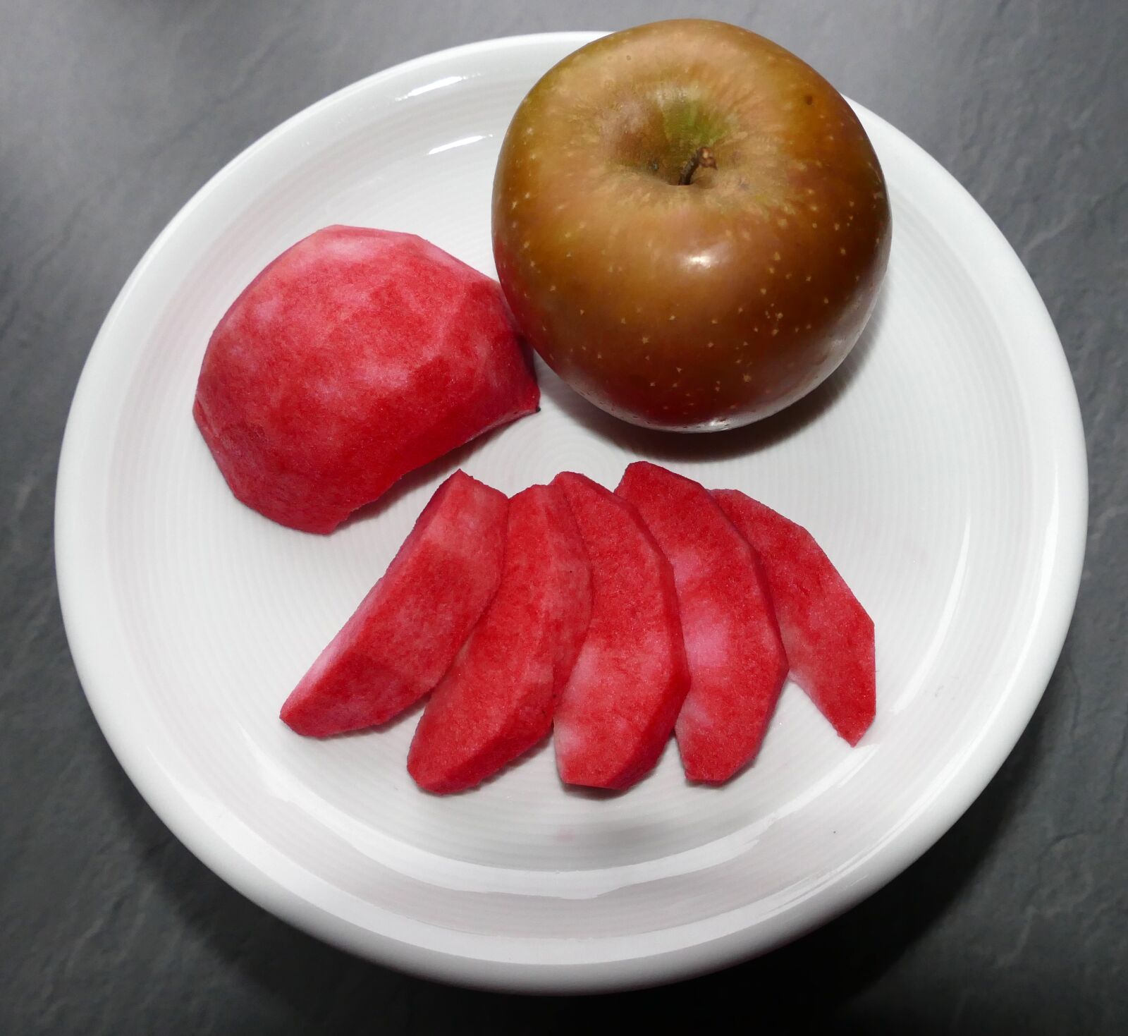Panasonic Lumix DMC-FZ1000 sample photo. Rotfl eischiger apple, red photography
