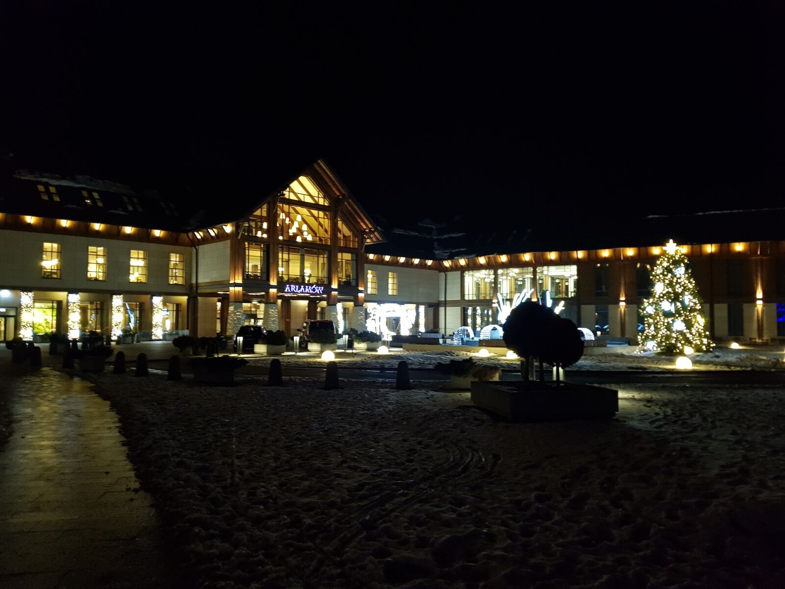 Samsung Galaxy S8+ sample photo. Night, hotel, poland photography