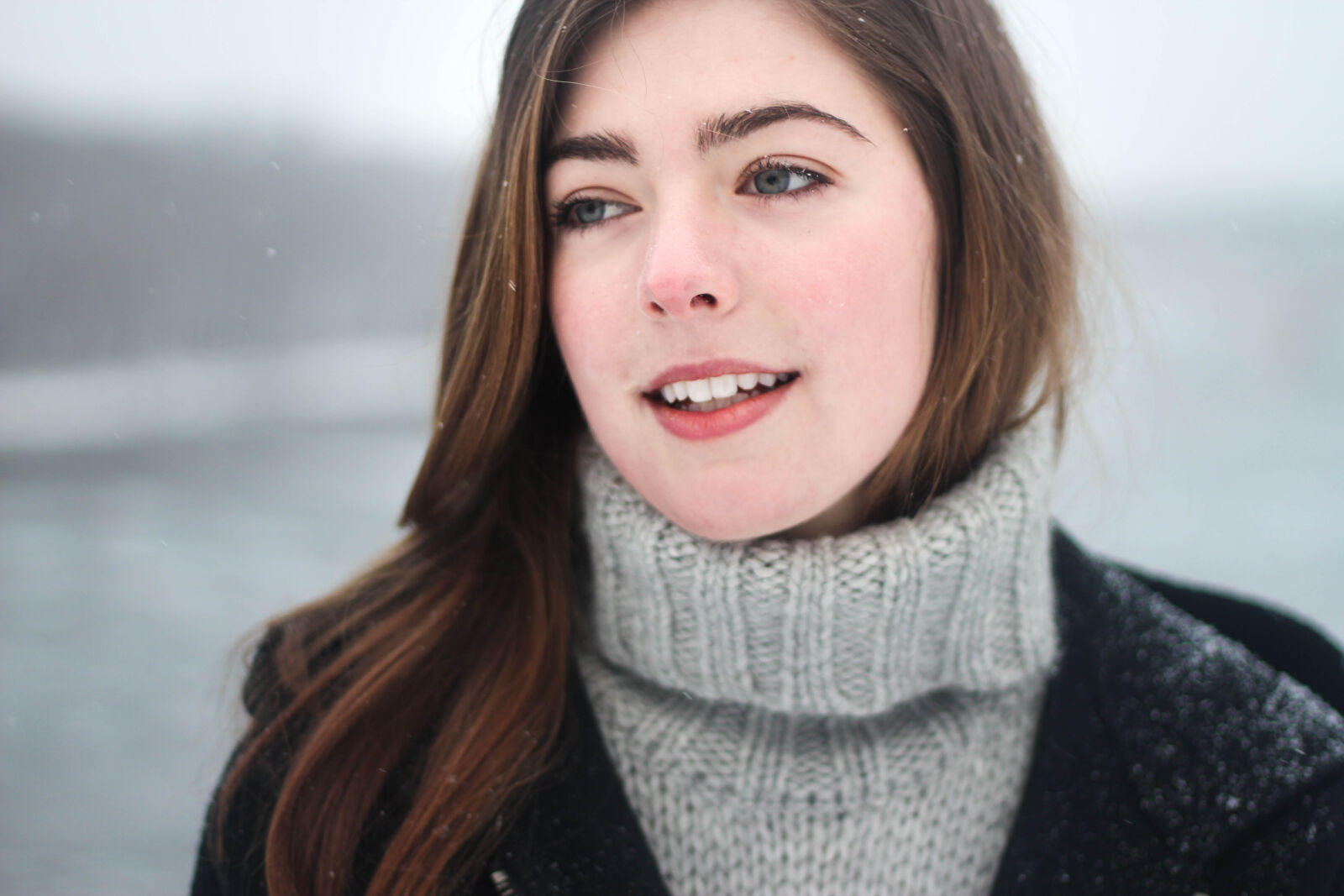 Canon EOS 550D (EOS Rebel T2i / EOS Kiss X4) sample photo. Woman, winter, grey, river photography