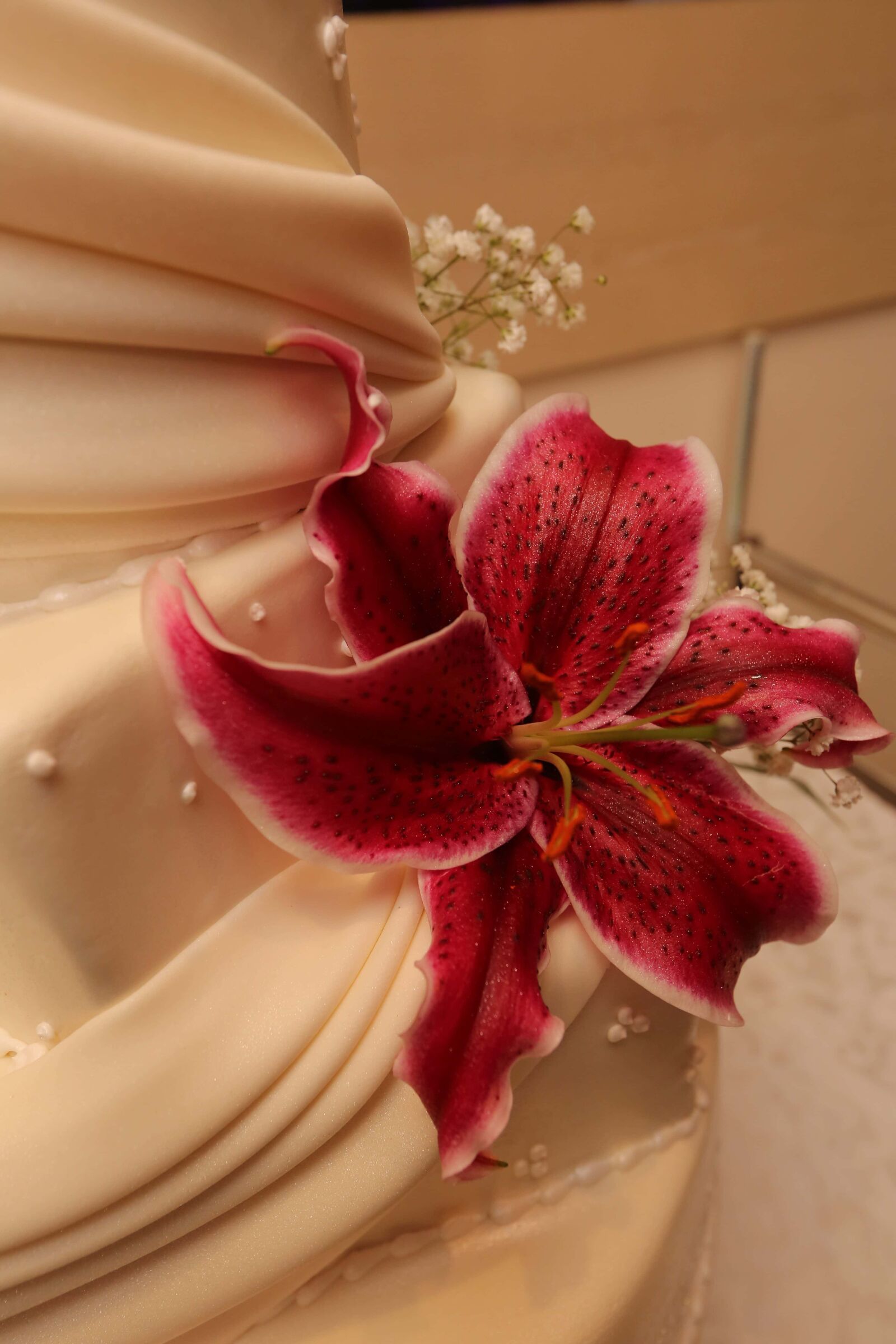 Canon EF 16-35mm F2.8L II USM sample photo. Flowers, lily, wedding cake photography