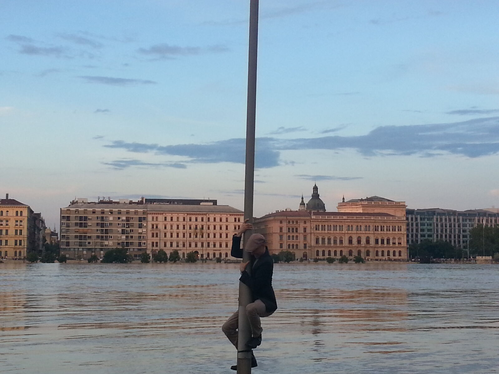 Samsung Galaxy S3 sample photo. Budapest, city, help, man photography