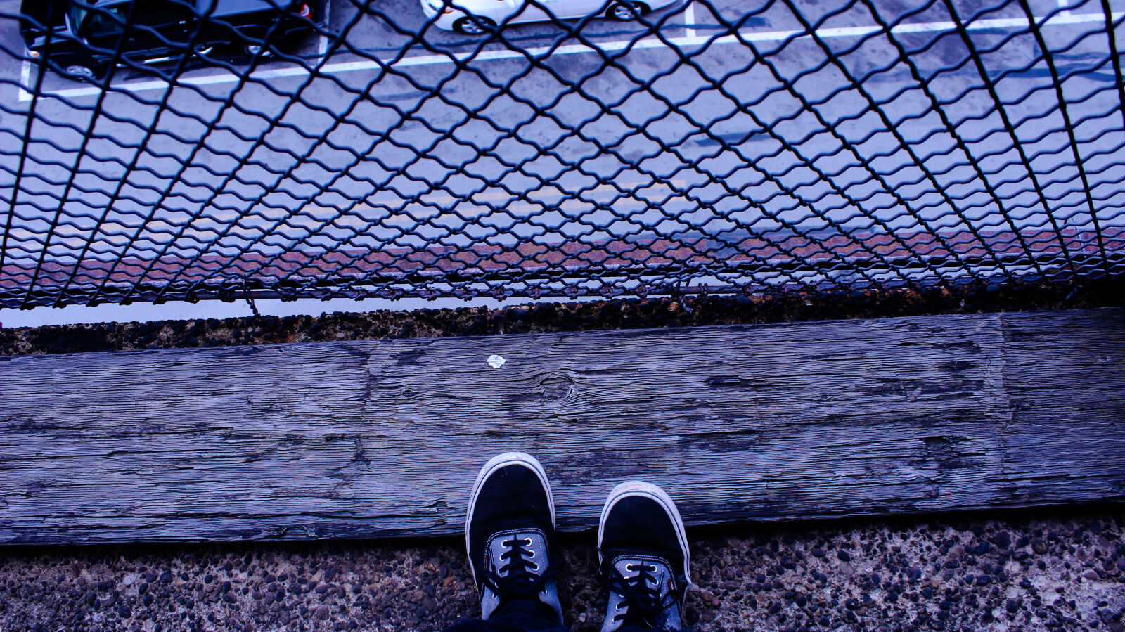 Canon EOS 600D (Rebel EOS T3i / EOS Kiss X5) sample photo. Cars, city, feet, fence photography