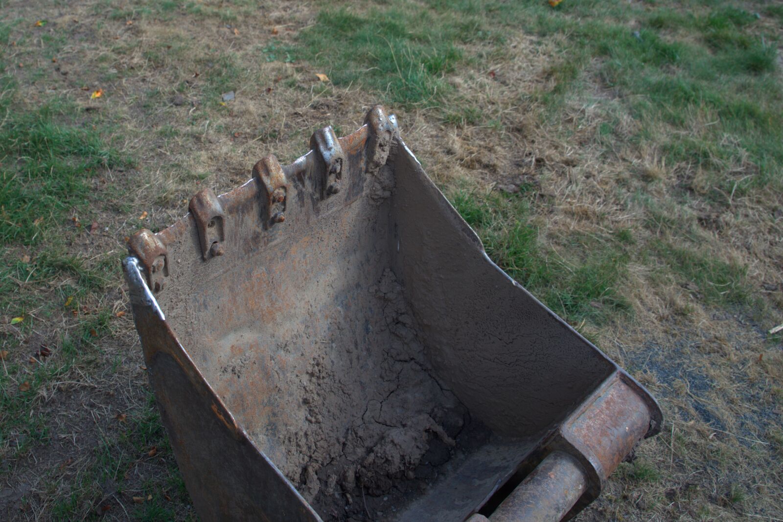 Sony a7 II + Sony Vario Tessar T* FE 24-70mm F4 ZA OSS sample photo. Blade, backhoe bucket, excavators photography