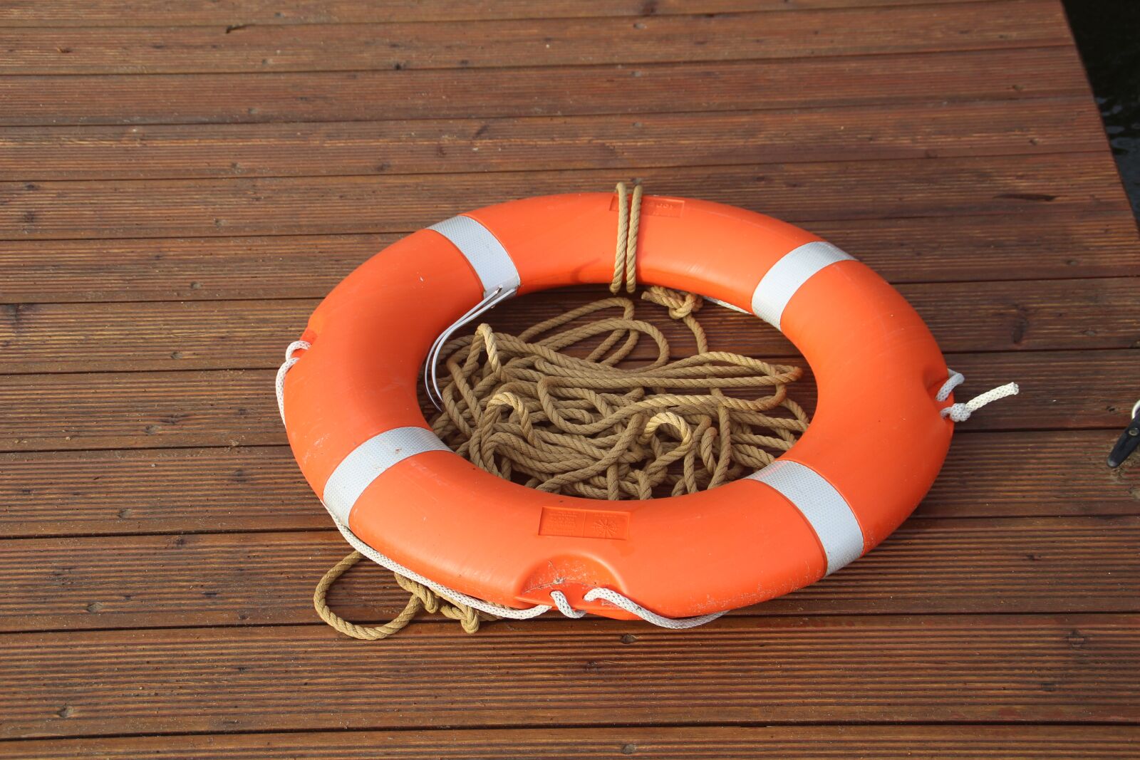 Canon EOS 100D (EOS Rebel SL1 / EOS Kiss X7) sample photo. Lifebelt, lifesaving ring, rescue photography
