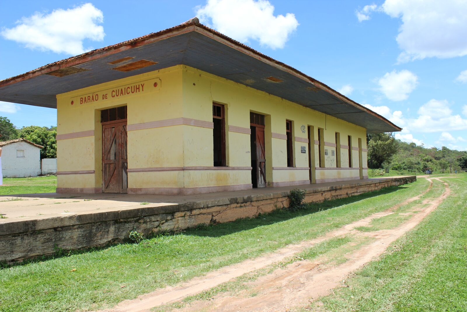 Canon EOS 600D (Rebel EOS T3i / EOS Kiss X5) sample photo. Train station, old house photography