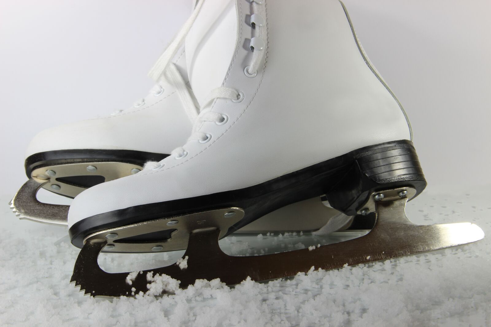 Canon EOS 600D (Rebel EOS T3i / EOS Kiss X5) sample photo. Skates, white, snow photography