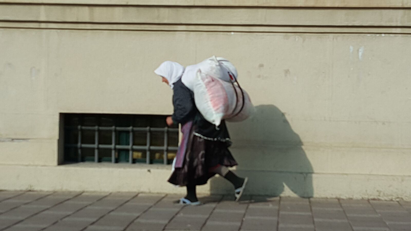 Samsung Galaxy Note5 sample photo. Woman, working hard, old photography