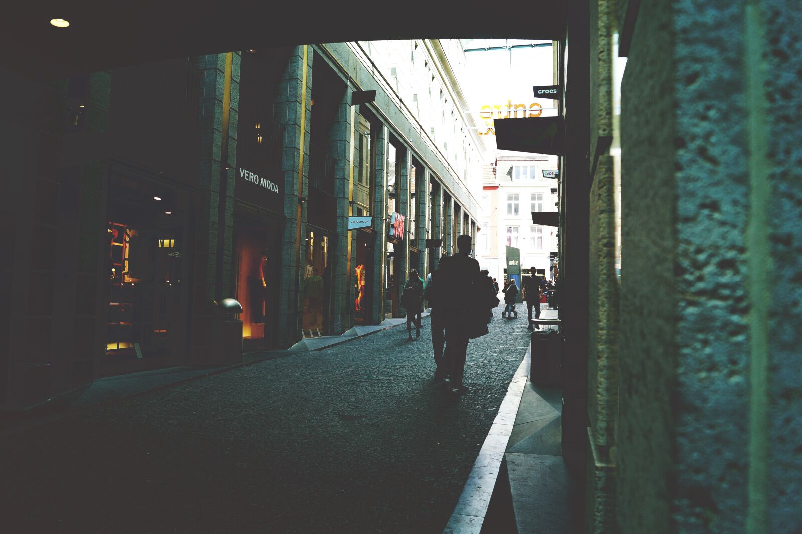 Sony DT 18-55mm F3.5-5.6 SAM II sample photo. People, shopping, streets photography