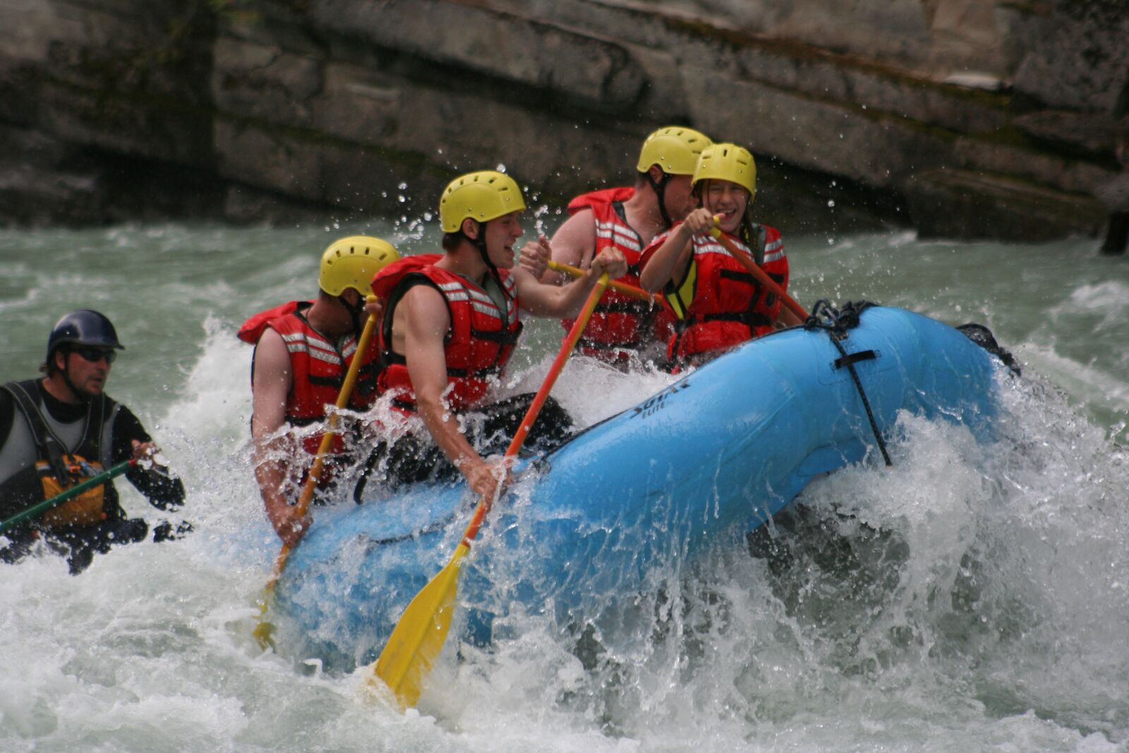 Canon EOS 350D (EOS Digital Rebel XT / EOS Kiss Digital N) sample photo. Rafting, river crossing, canada photography