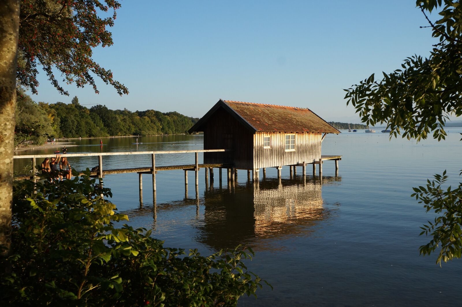 Sony Alpha NEX-F3 + Sony E 18-55mm F3.5-5.6 OSS sample photo. Ammersee, webs, boat house photography