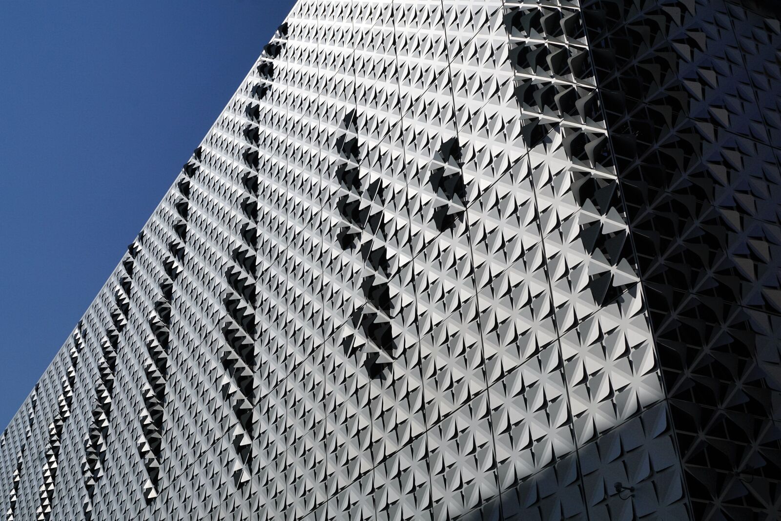 Sony ILCA-77M2 + Sony DT 16-50mm F2.8 SSM sample photo. Structure, architecture, grey photography