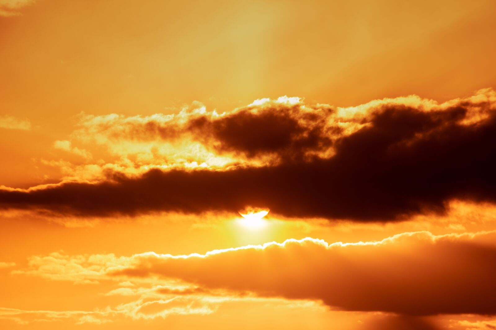 Canon EOS 750D (EOS Rebel T6i / EOS Kiss X8i) sample photo. Sunset, hidden sun, sky photography