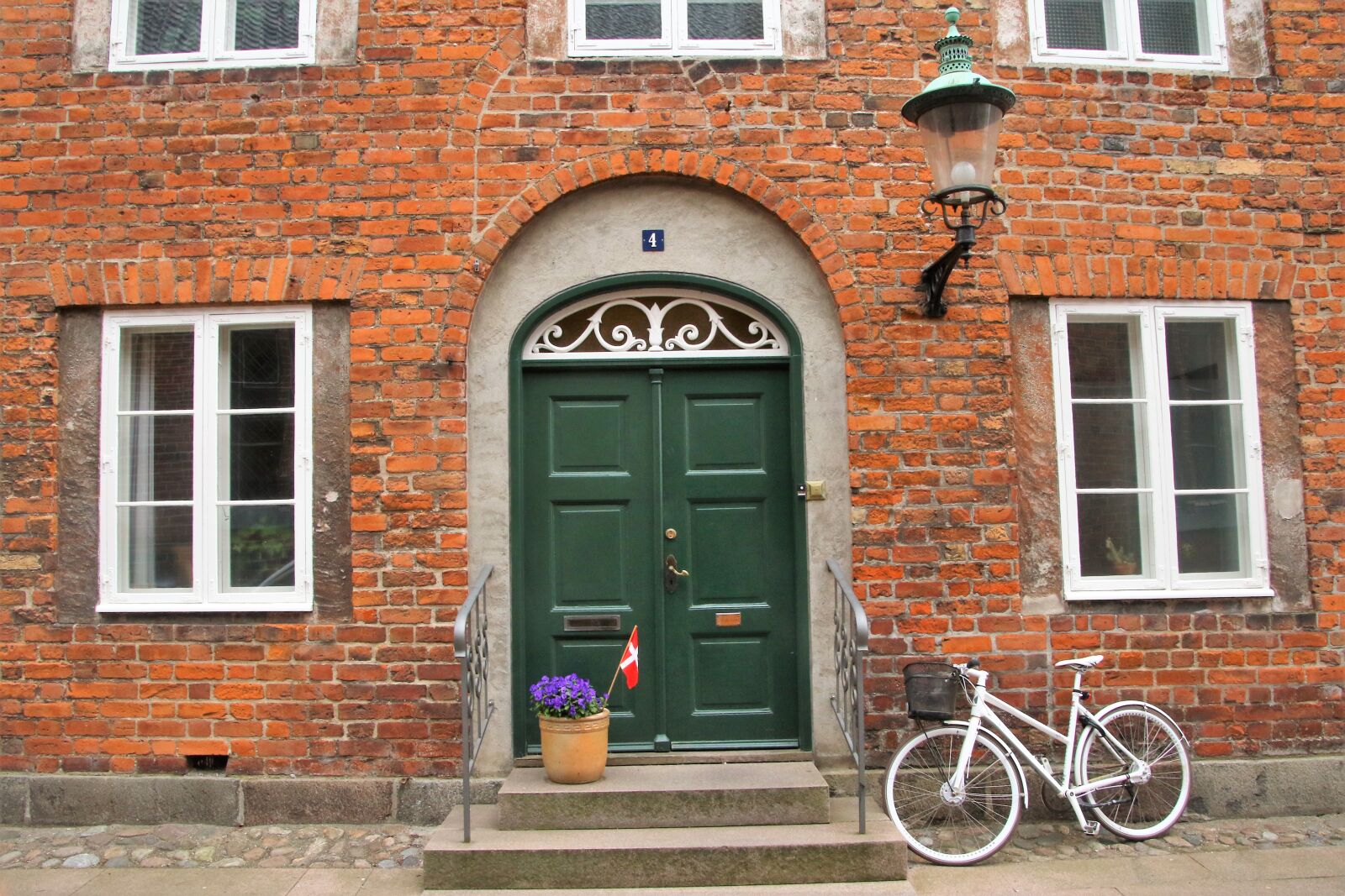 Canon EOS 7D Mark II sample photo. Bicycle, bricks, door, flower photography