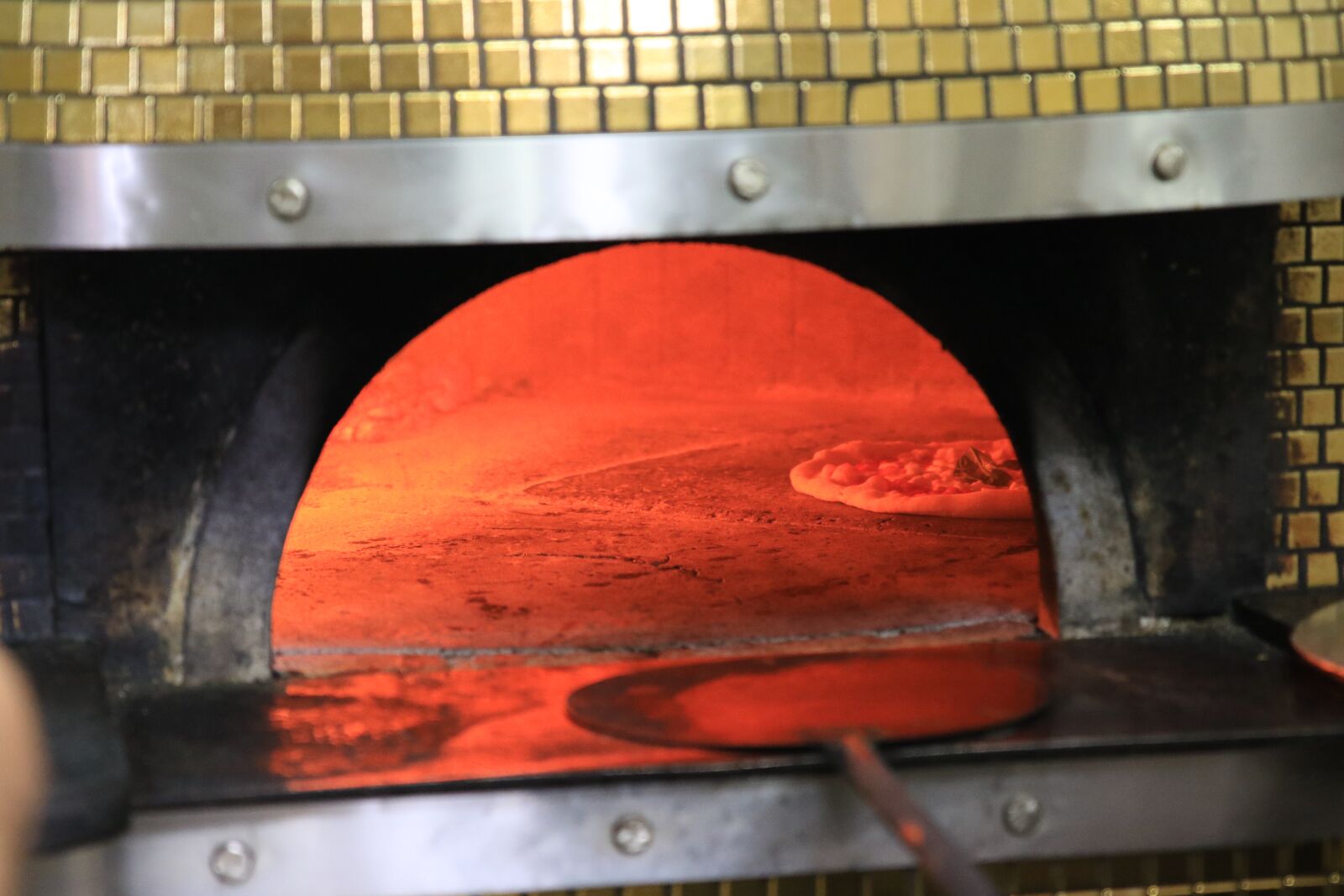 Canon EOS 7D Mark II sample photo. Pizzeria, naples, oven photography