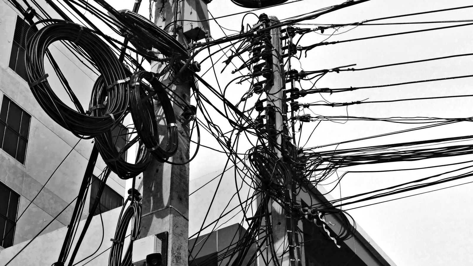 Panasonic Lumix DMC-FZ1000 sample photo. Pole, cables, switch photography