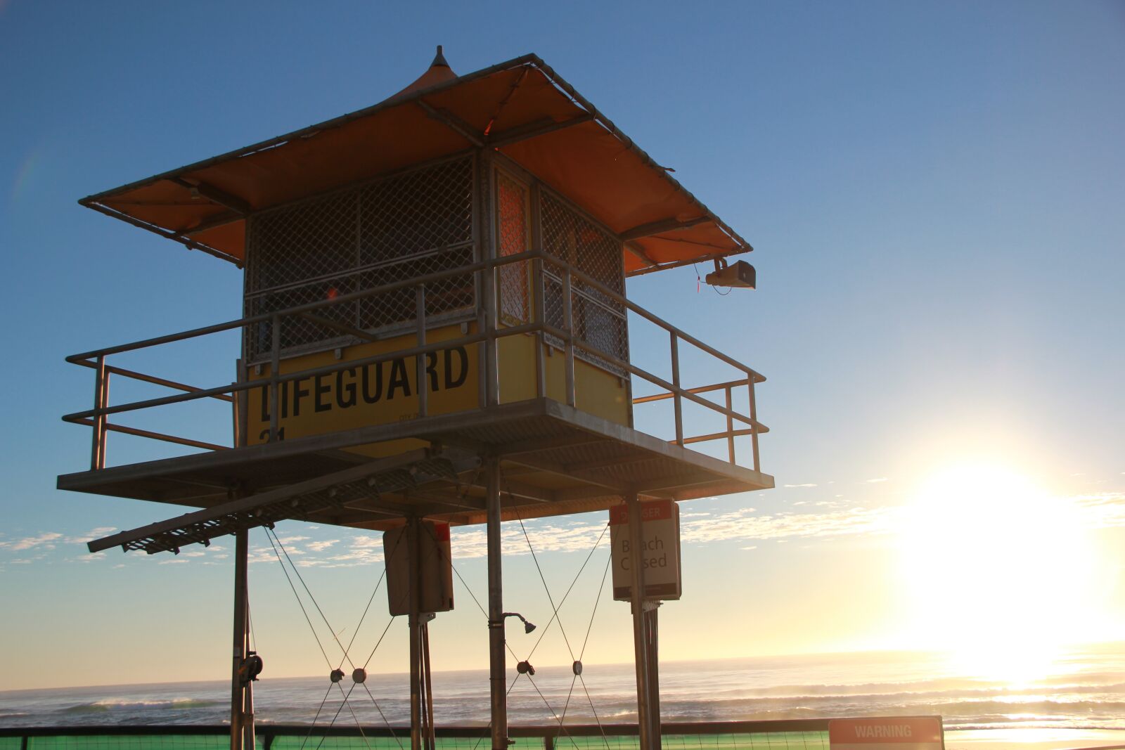 Canon EOS 550D (EOS Rebel T2i / EOS Kiss X4) sample photo. Lifeguard, beach, summer photography