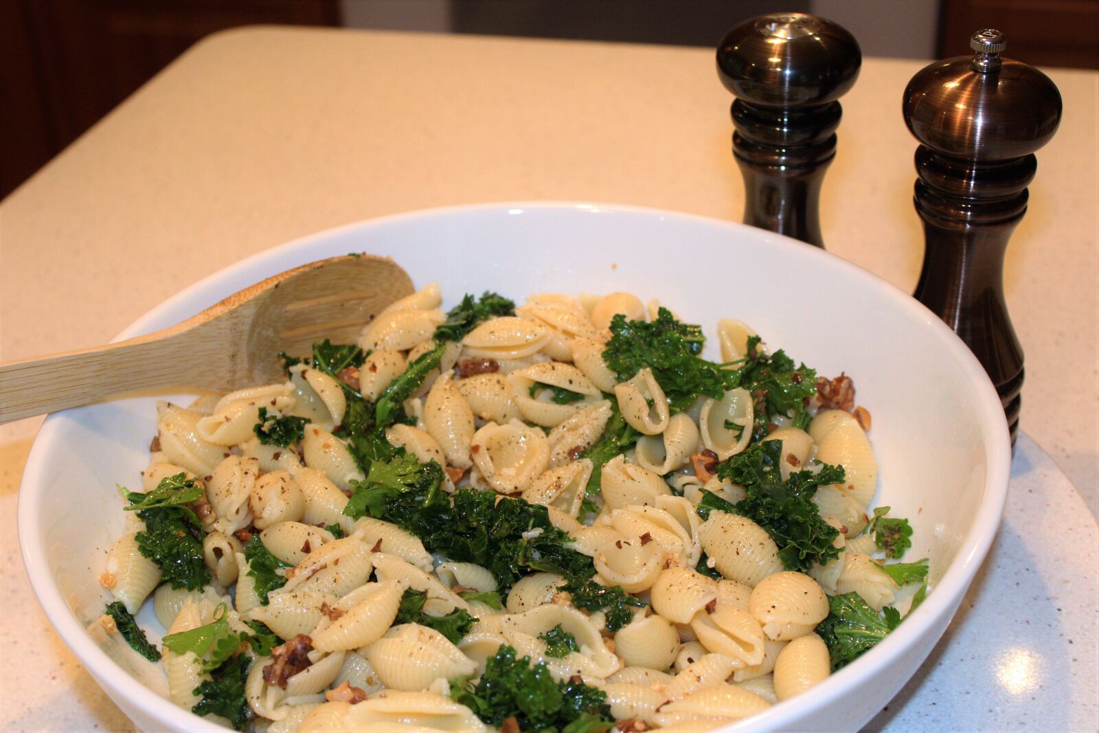 Canon EOS 1200D (EOS Rebel T5 / EOS Kiss X70 / EOS Hi) sample photo. Kale, pasta, salt, and photography