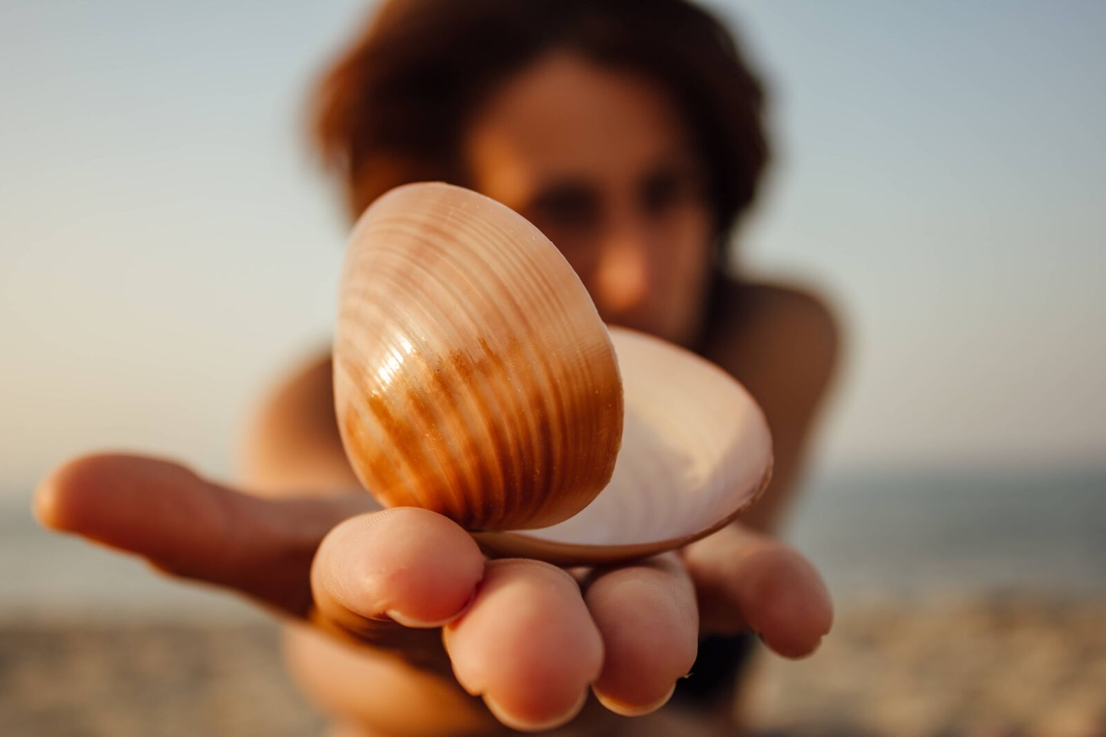 Canon EF-S 18-55mm F3.5-5.6 IS sample photo. Seashell, photo model, young photography