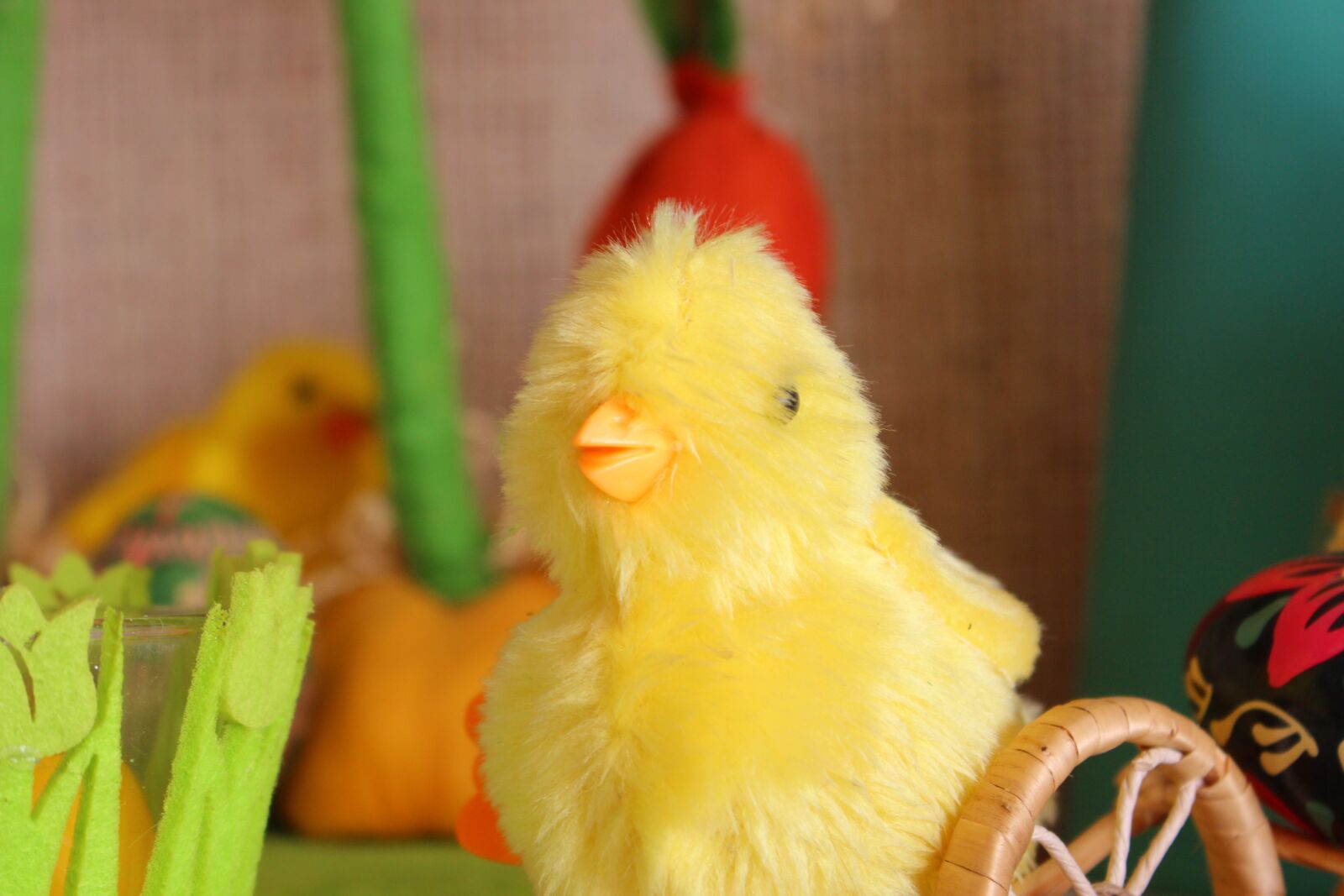 Canon EOS 700D (EOS Rebel T5i / EOS Kiss X7i) sample photo. Chick, easter, christmas ornaments photography