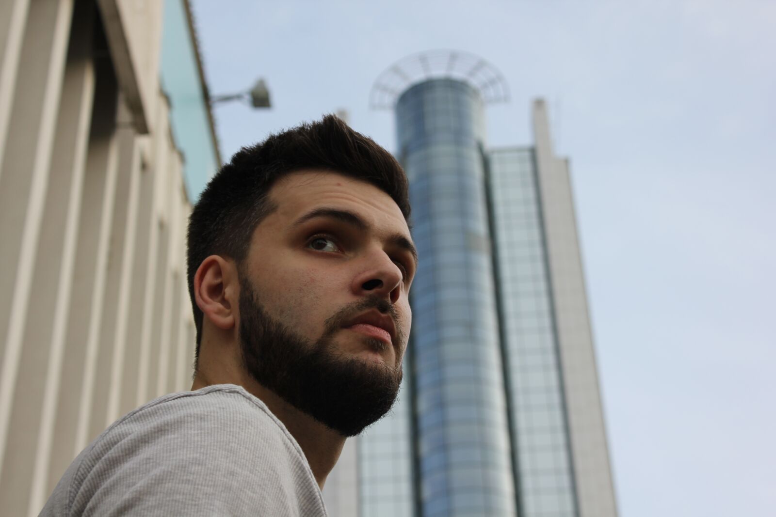 Canon EOS 550D (EOS Rebel T2i / EOS Kiss X4) sample photo. Man, tower, city photography