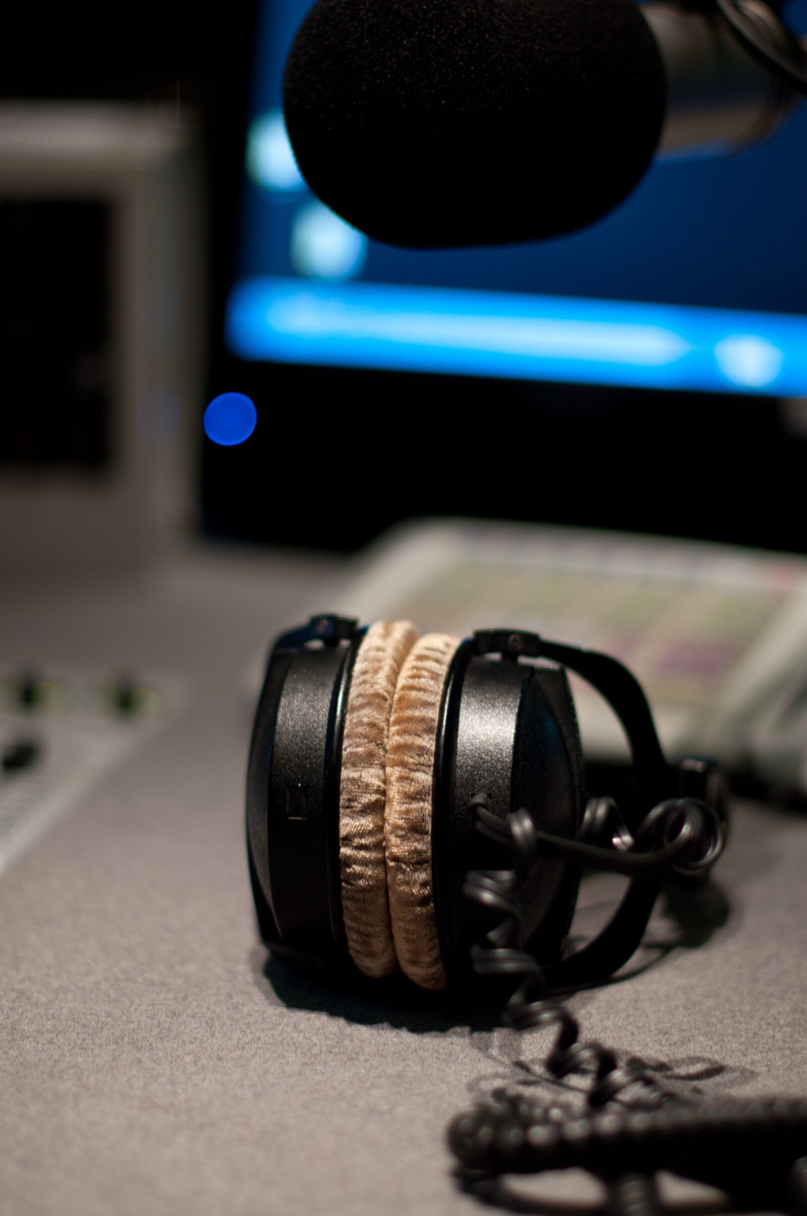 Nikon D90 sample photo. Headphones, microphone, radio photography