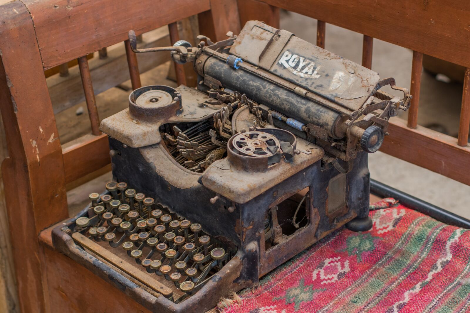 Canon EOS 750D (EOS Rebel T6i / EOS Kiss X8i) + Canon EF 50mm F1.4 USM sample photo. Typewriter, old, dust photography
