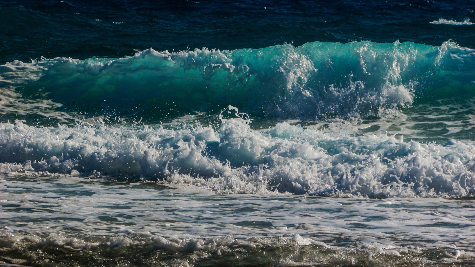 Canon PowerShot SX400 IS sample photo. Wave, smashing, foam photography