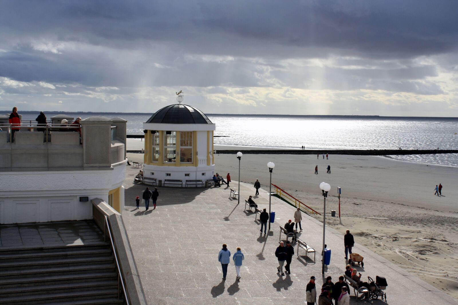 Canon EOS 1000D (EOS Digital Rebel XS / EOS Kiss F) sample photo. Architecture, beach, walk, borkum photography