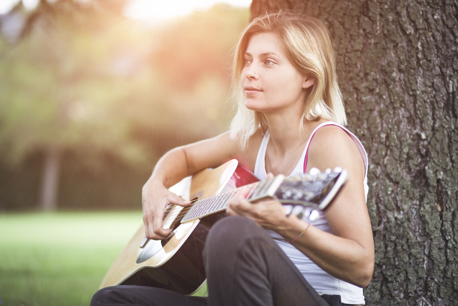 Canon EF 85mm F1.8 USM sample photo. Guitar, guitarist, girl photography