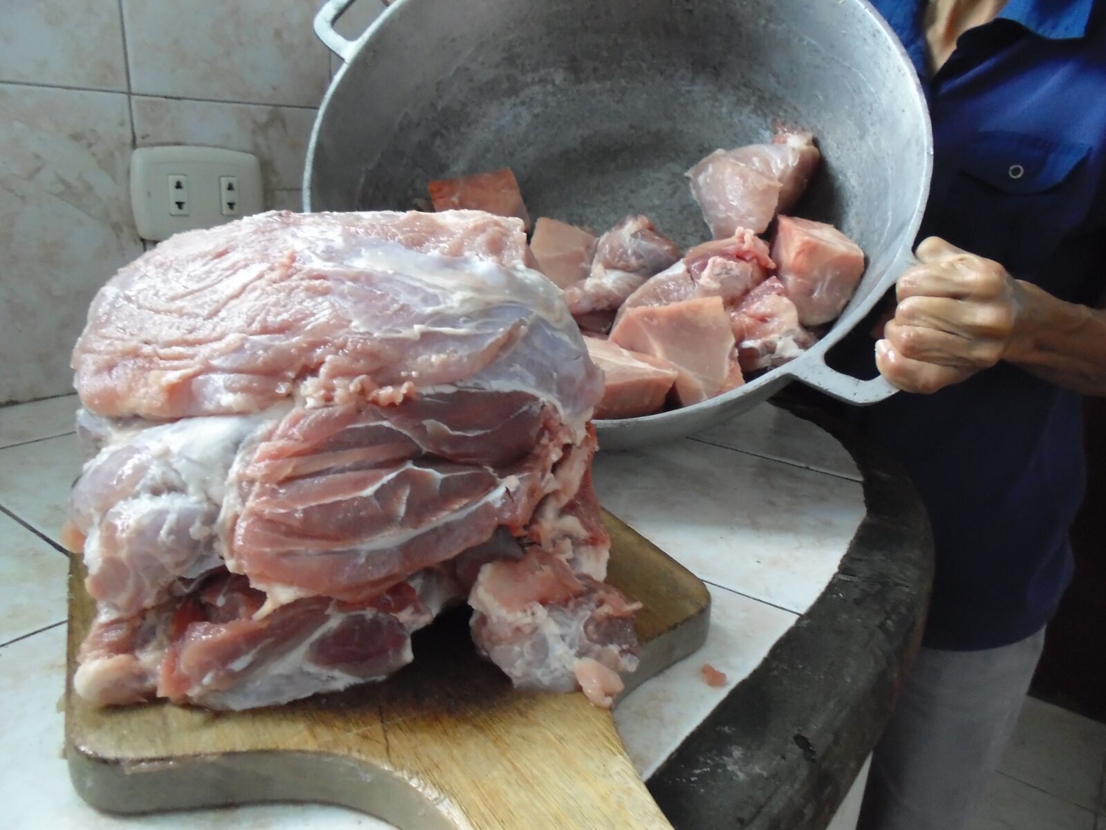 Sony DSC-W670 sample photo. Meat, kitchen, cooking pot photography