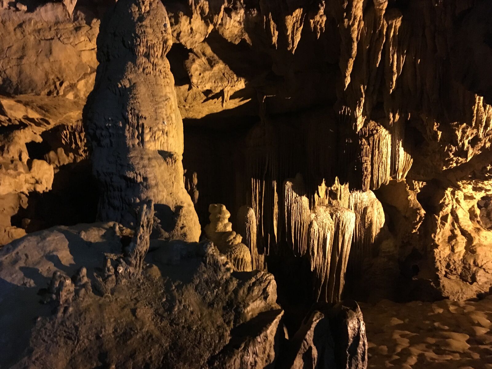 iPhone SE back camera 4.15mm f/2.2 sample photo. Cave, nguom ngao cave photography