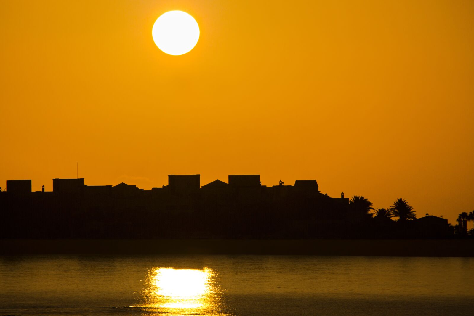 Canon EOS 700D (EOS Rebel T5i / EOS Kiss X7i) sample photo. Sunrise, sun, houses silhouette photography