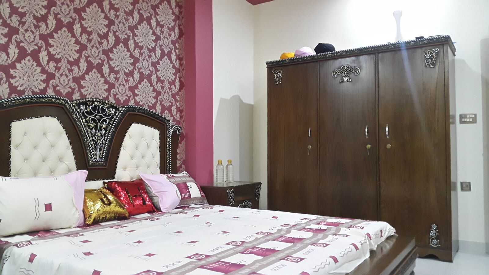 Samsung Galaxy S5 sample photo. Bedroom, room, maroon photography