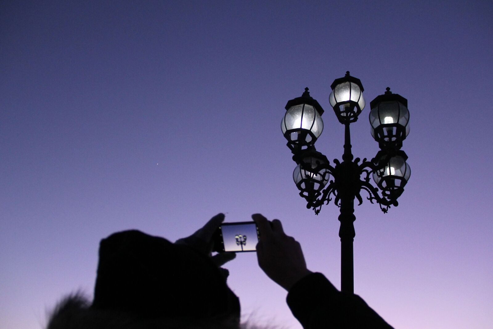 Canon EF-S 18-135mm F3.5-5.6 IS sample photo. Buerjin, street lamp, night photography