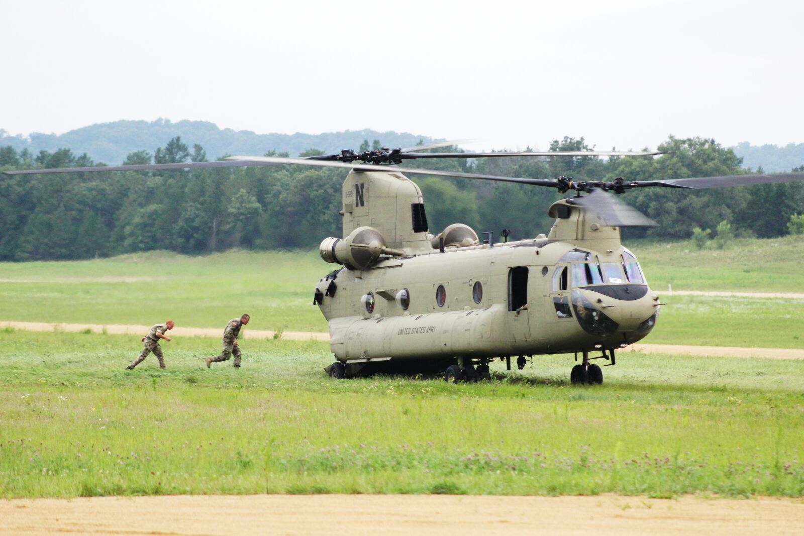 Canon EF 75-300mm f/4-5.6 sample photo. Ch-47 chinook, army aviation photography