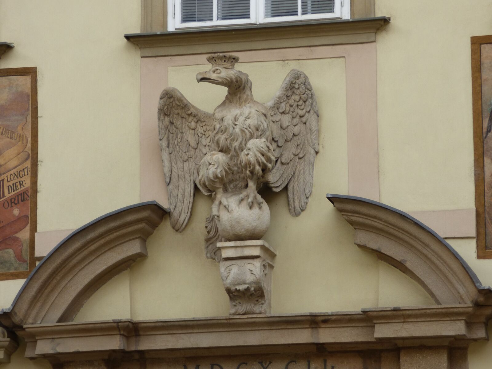 Panasonic DMC-FZ72 sample photo. Eagle, sculpture, crown photography