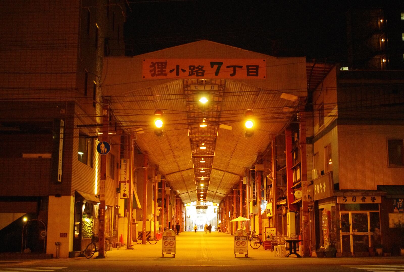 Pentax K-r sample photo. Arcade, night, downtown photography