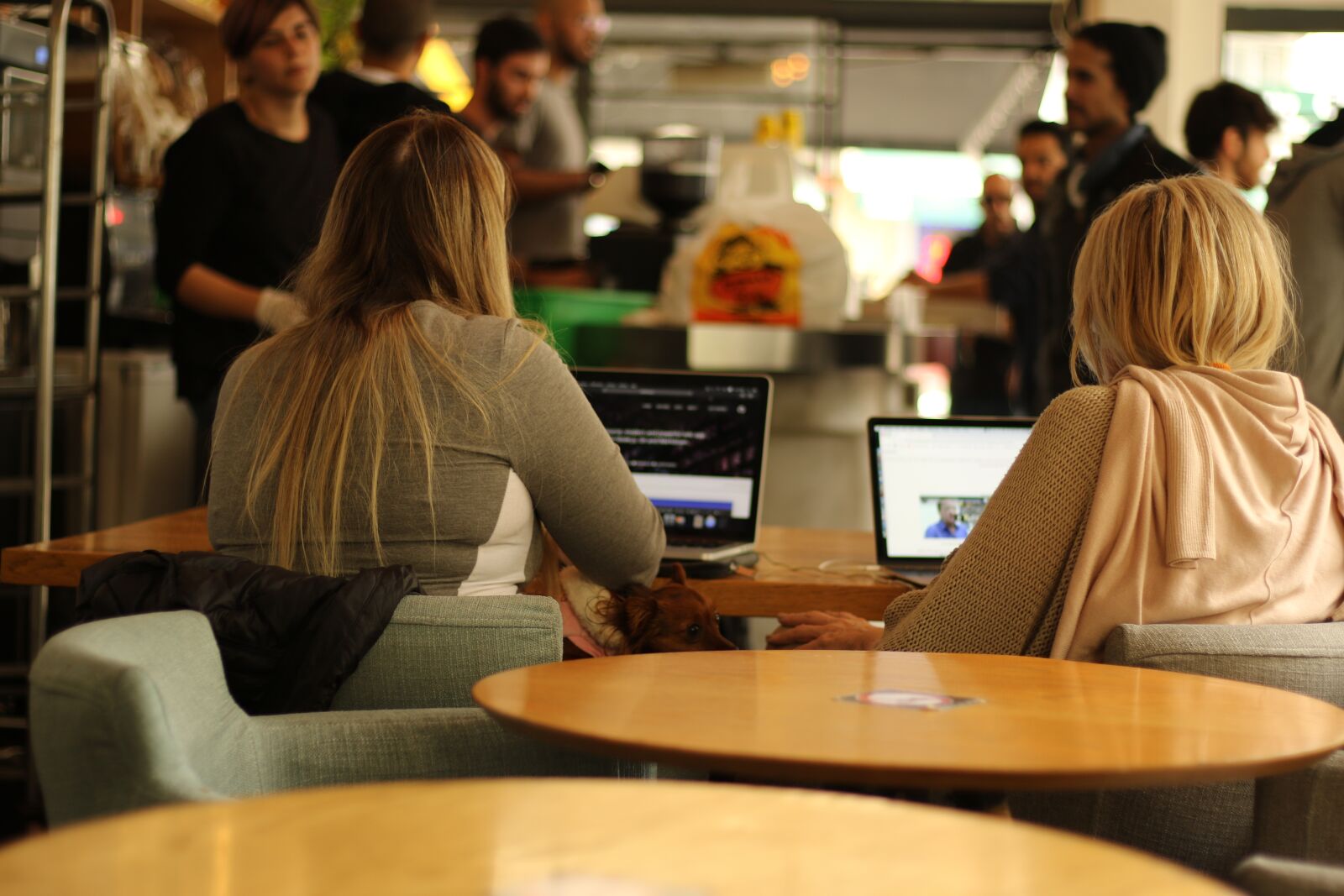 Canon EF 50mm F1.8 STM sample photo. Women, students, coffee shop photography