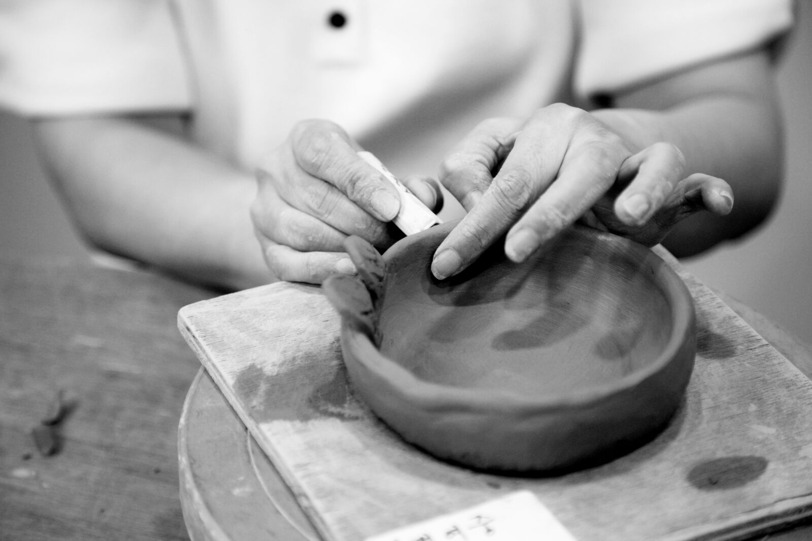 Canon EOS 5D Mark II sample photo. Porcelain, hand, dirt photography