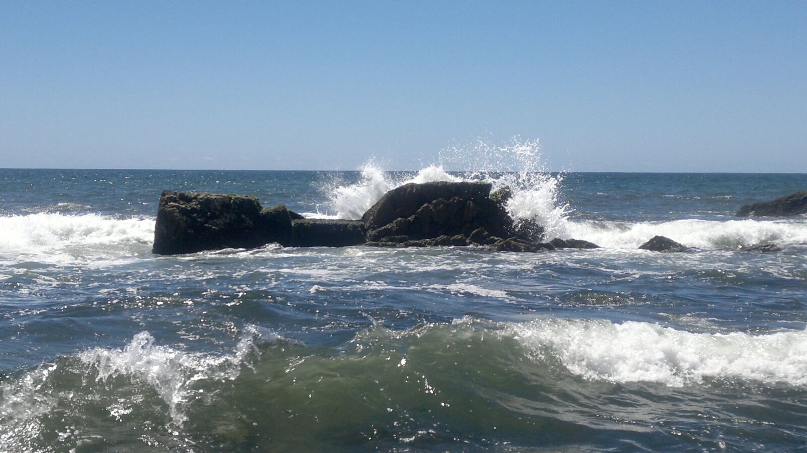 Nokia N8-00 sample photo. Waves, sea, beach photography