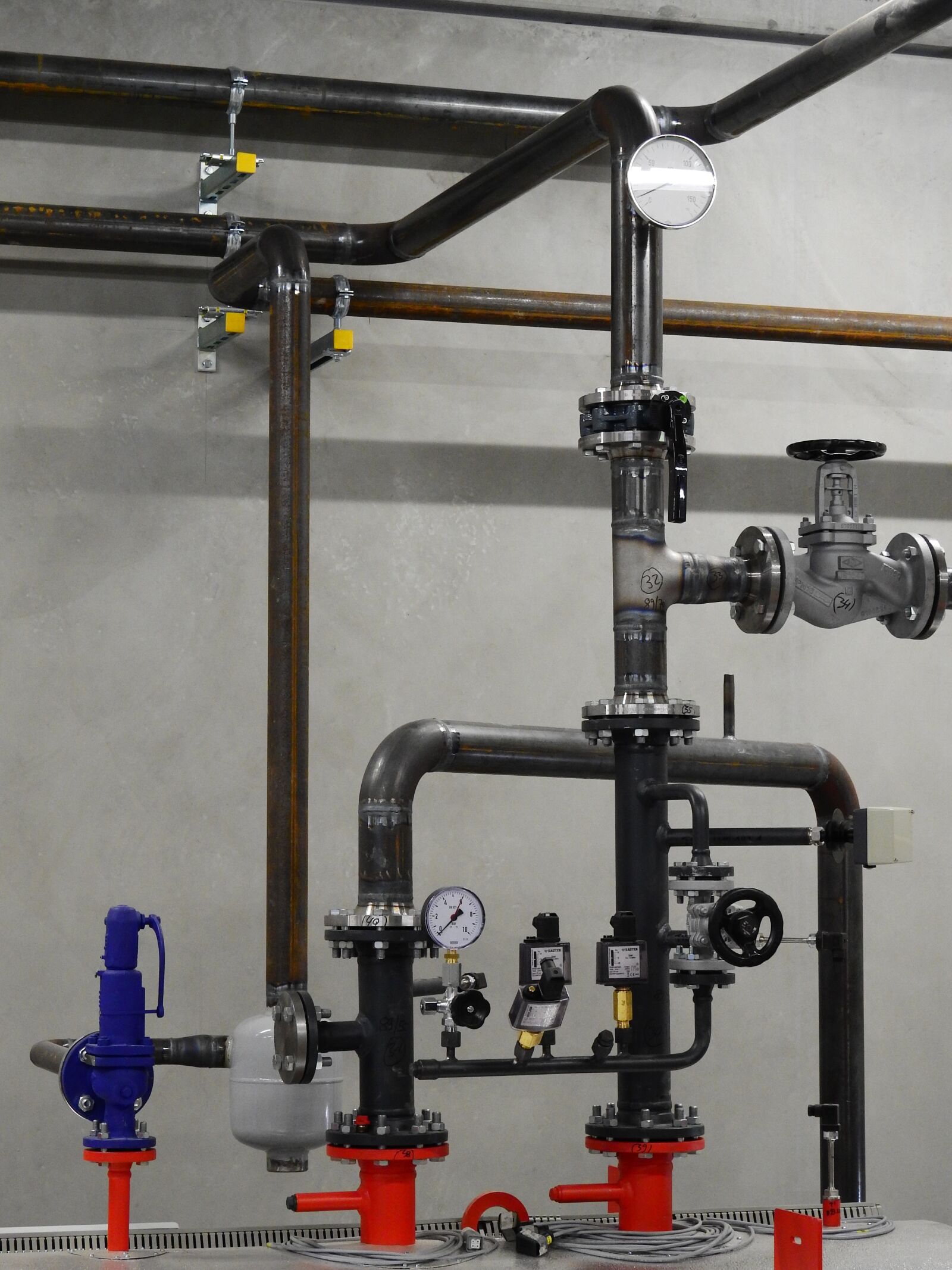 Nikon Coolpix P900 sample photo. Technology, heating, pipes photography