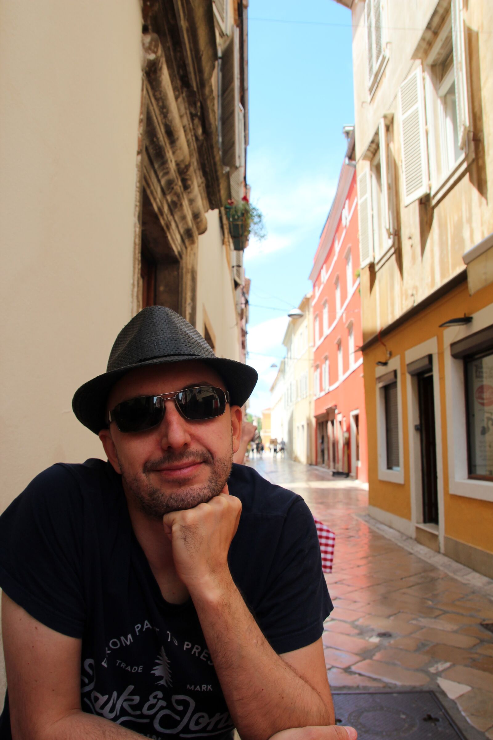 Canon EOS 600D (Rebel EOS T3i / EOS Kiss X5) sample photo. Love, hat, sunglasses photography