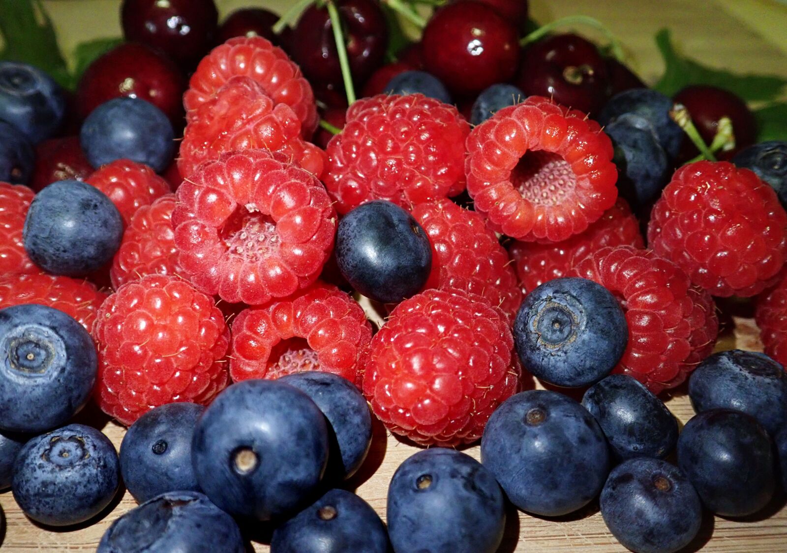 Olympus TG-5 sample photo. Fruit, raspberries, blueberries photography