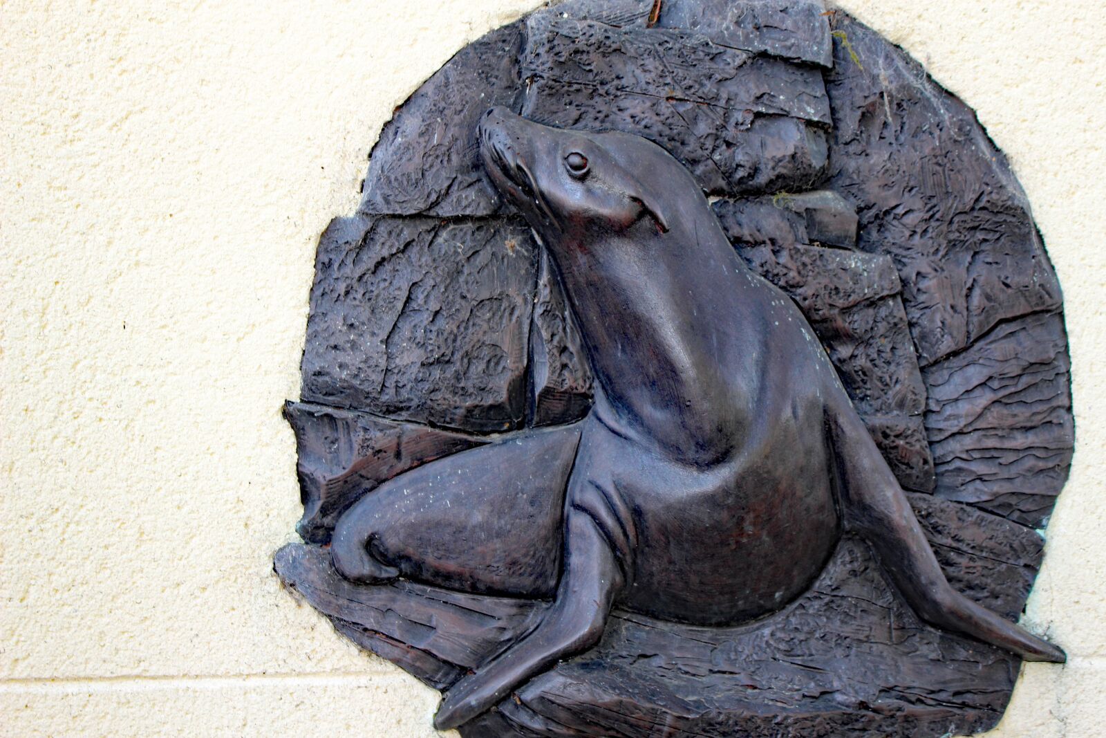 Canon EOS 100D (EOS Rebel SL1 / EOS Kiss X7) sample photo. Sea lion, carving, sculpture photography