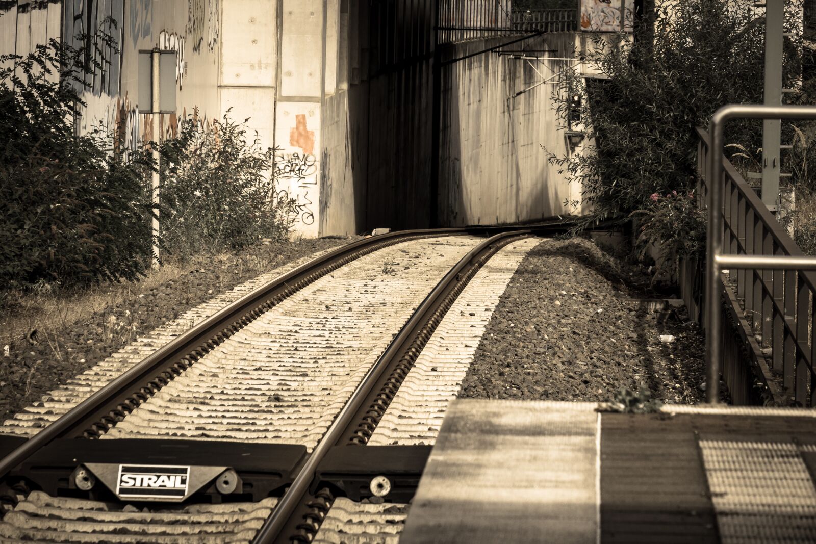 Canon PowerShot G3 X sample photo. Rails, gleise, away photography
