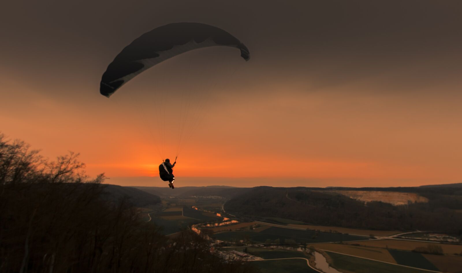 Canon EF-S 10-22mm F3.5-4.5 USM sample photo. Paraglider, valley, mountains photography