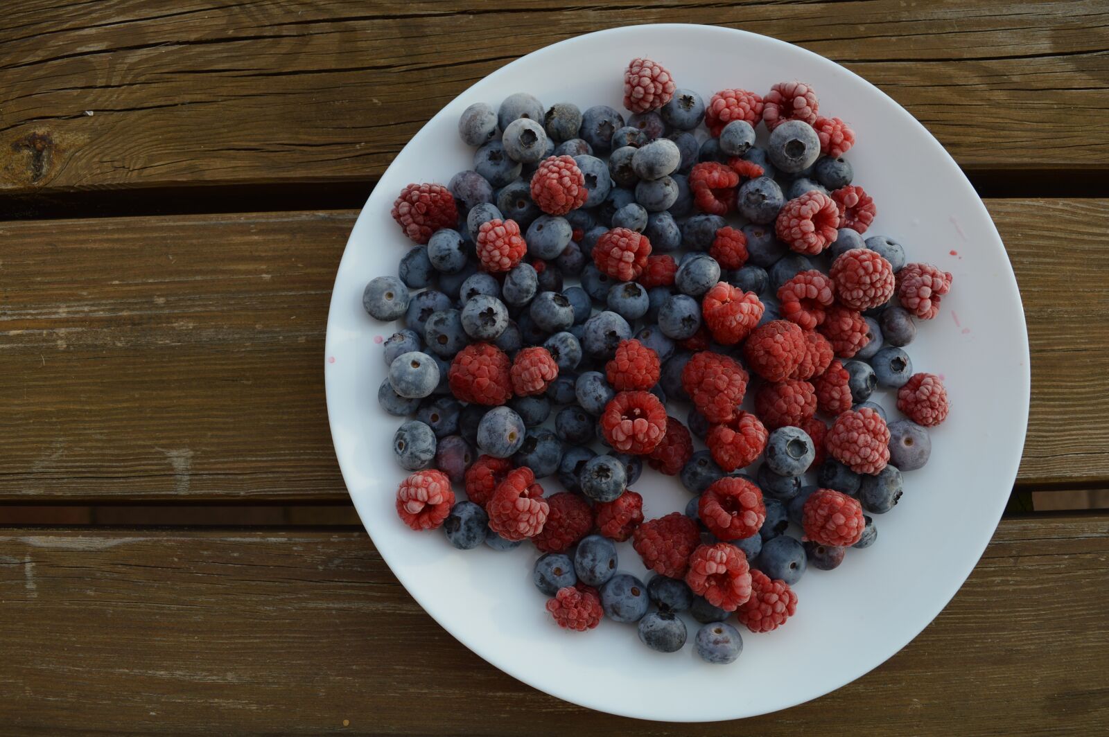 Nikon D3200 sample photo. Raspberries, blueberries, berries photography